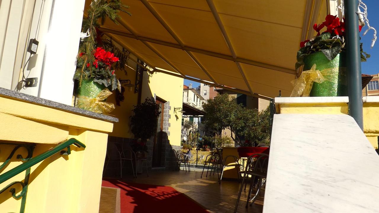 Hotel Azzurro ヴァラッツェ エクステリア 写真