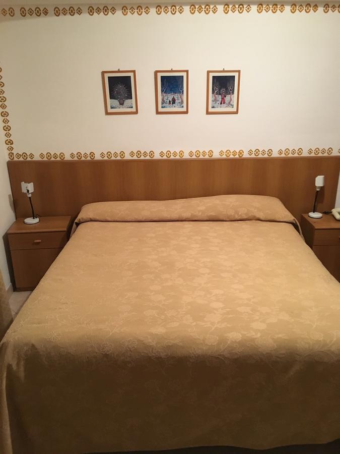 Hotel Azzurro ヴァラッツェ エクステリア 写真